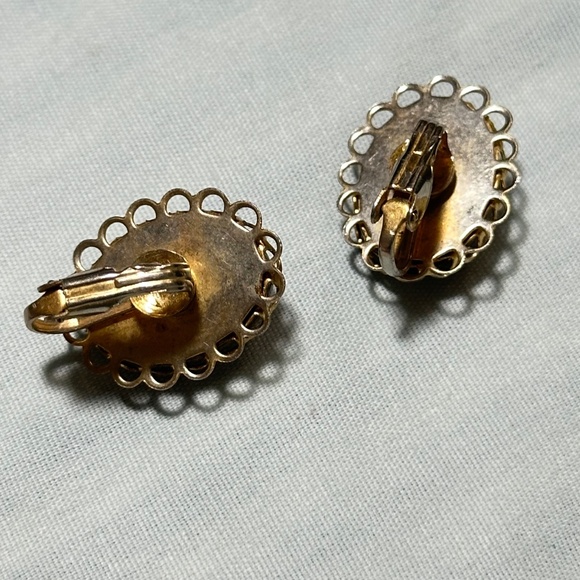 Vintage, gold tone, carved cameo of a pharaoh, clip on earrings - Picture 4 of 13